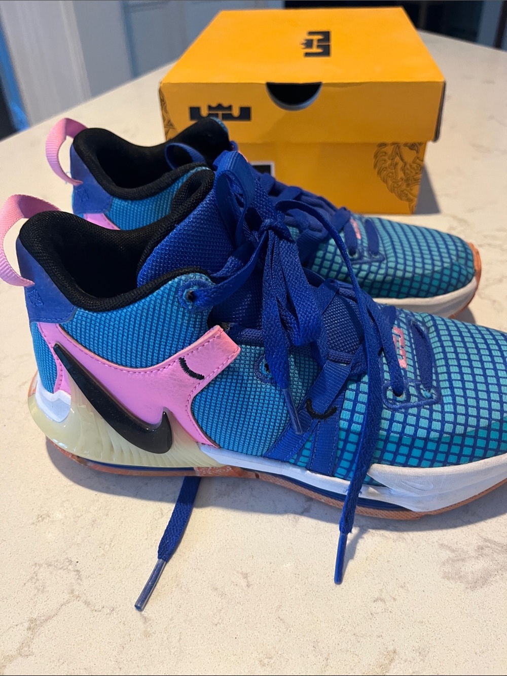 Nike LeBron Witness 8 . Like new. Kids Blue & Pink High-Top Sneakers